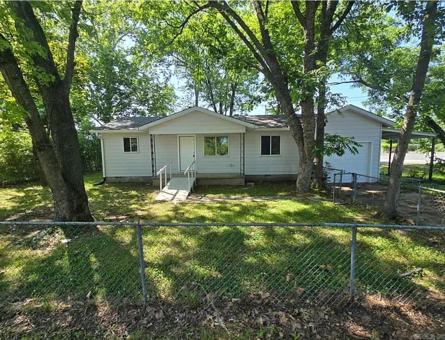 Cozy updated 3 bedroom, 1 bathroom home in Jacksonville is perfect for a Family or Roommates