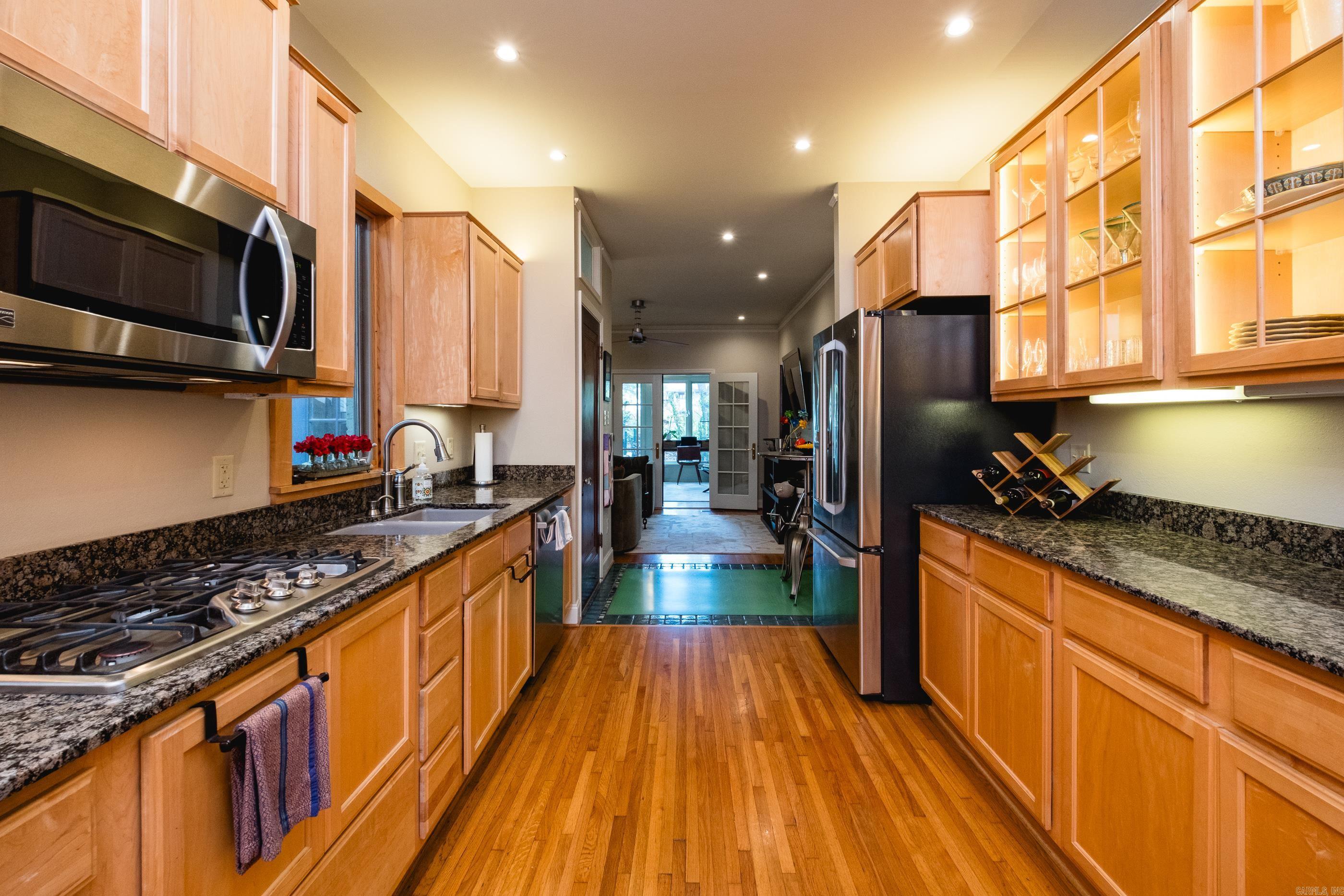 CRYSTAL COURT - Residential