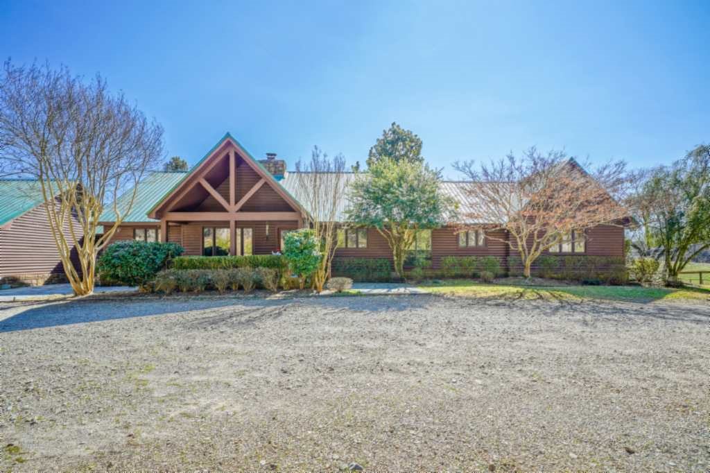 TIMBERLAKE RANCH is a 149 acre horse farm with 3 ponds and cross fenced developed pastures, a guest home, a custom built 9,020 s.f. riding arena with shredded rubber ground, a 1,368 s.f. 4-stall stable barn with a large tack room, loft and a wash stall. There also is a 1,296 s.f. equipment barn, and 4 "running sheds".The home living room and master bedroom have expansive views of the rolling pastures. The interior t&g wood ceilings and stone fireplace dividing wall reflect true ranch home comfort.