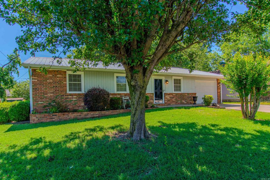 This 3 bedroom, 1.5 bath gem boasts an updated kitchen, cozy fireplace for family gatherings, and a screened-in patio perfect for outdoor entertaining. And, don’t miss the shed on permanent foundation, perfect for storing all your toys and gear! With its stunning curb appeal, this property is a must-see!   Nuestro nuevo listado ya está disponible! ? ??  Esta joya de 3 dormitorios y 1,5 baños cuenta con una cocina renovada, una chimenea para reuniones familiares y un patio con mosquitero perfecto para el entretenimiento al aire libre. Y no te pierdas el cobertizo con base permanente, ¡perfecto para guardar todos tus juguetes y equipo! Con su impresionante atractivo exterior, ¡esta propiedad es una visita obligada!  #NewListing #ArkansasRealEstate #HomeSweetHome AGENTS SEE COF. Remarks. Refrigerator, washer and dryer do not convey.