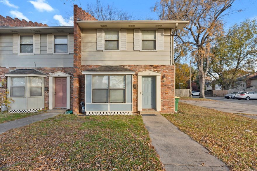 Great investor opportunity!! Charming remodeled townhome in the heart of our historic district.  This 2 bed, 2.5-bath residence seemlessly combines timeless elegance with modern comforts and presents a unique investment opportunity! Enjoy a brand-new kitchen, updated bathrooms, fresh paint, and all new flooring. Includes a private backyard patio with outside storage. Steps away from historic landmarks, local boutiques, and dining. Experience the best of both worlds- historic charm and contemporary living in this meticulously renovated townhome.