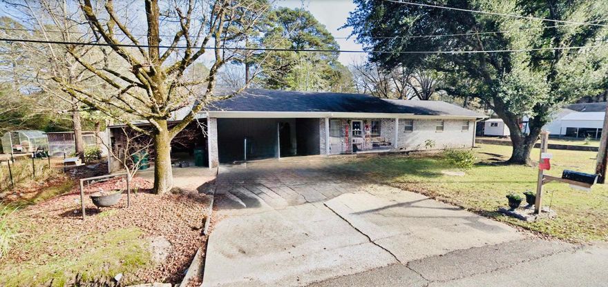 Well kept brick home on a dead end street!  With an easy flow floor-plan, spacious bedrooms, and 9' ceilings, this move-in ready property offers instant comfort.  Some other favorite features include a generous laundry/utility room, back deck, and fenced yard.