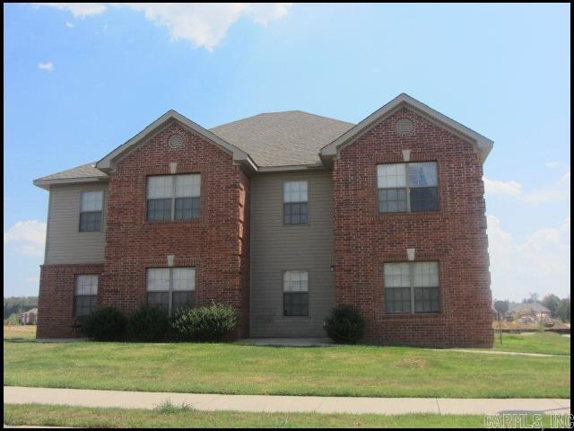 *MAUMELLE/NORTH LITTLE ROCK* FOURPLEX LOCATED IN FRENCHMEN WOODS SUBDIVISION!! This Downstairs Unit Has 2 Beds and 2 Bathrooms, 1,100 Sqft and Parking Area! Range And Refrigerator Provided! Washer And Dryer Hookups! Central Heat And Air! NO SMOKING!! PET FRIENDLY!! AVAILABLE NOW!!!
