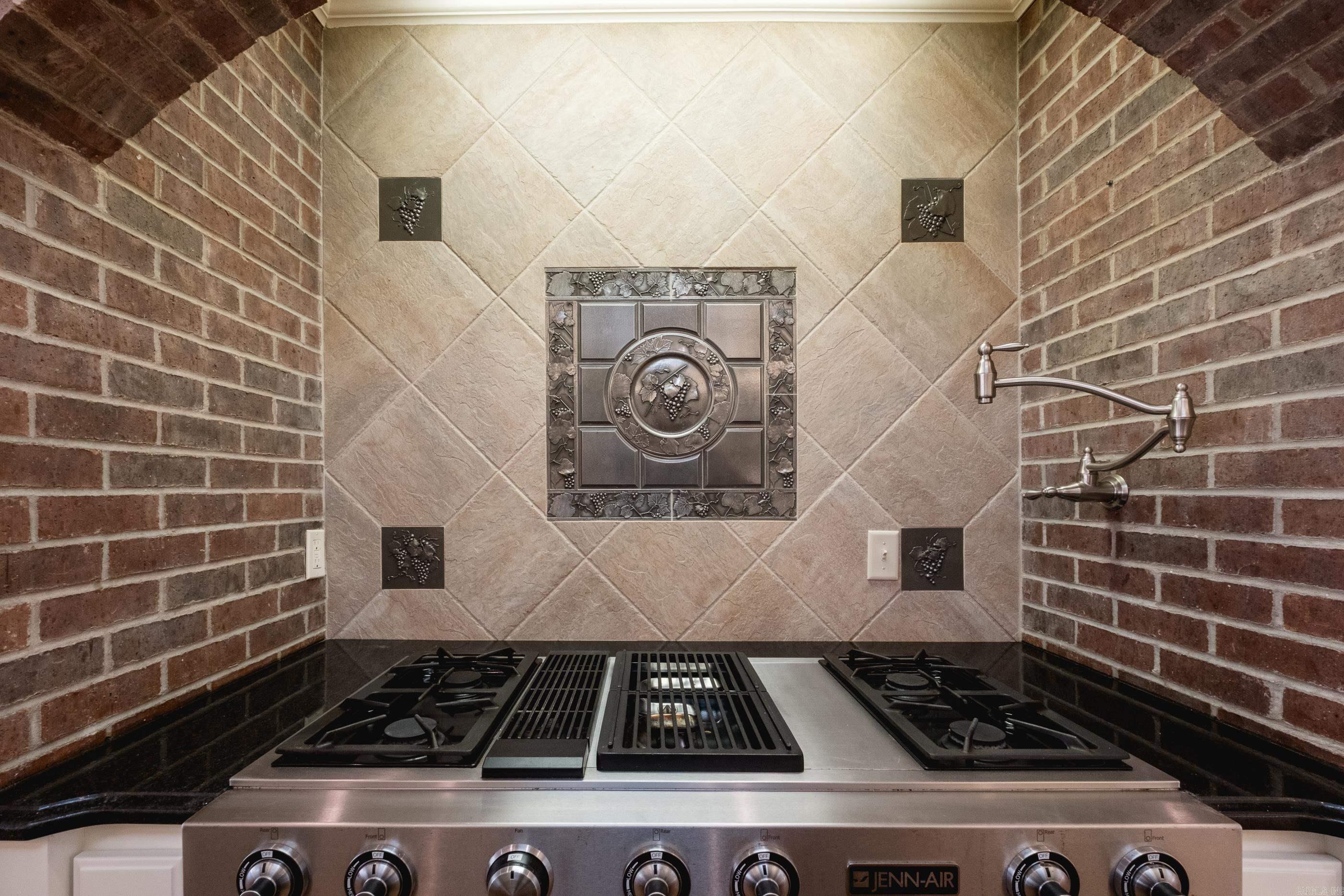 CHENAL VALLEY CHENAL CIRCLE - Residential