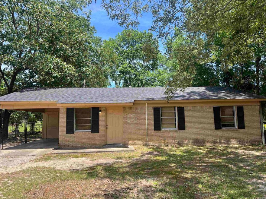 Adorabe 3 bed 1 1/2 bath brick 1502 sf home on a spacious lot.  This home has fresh paint, spacious bedrooms, nice size den with fireplace, living room and a new roof all on a nice size lot.