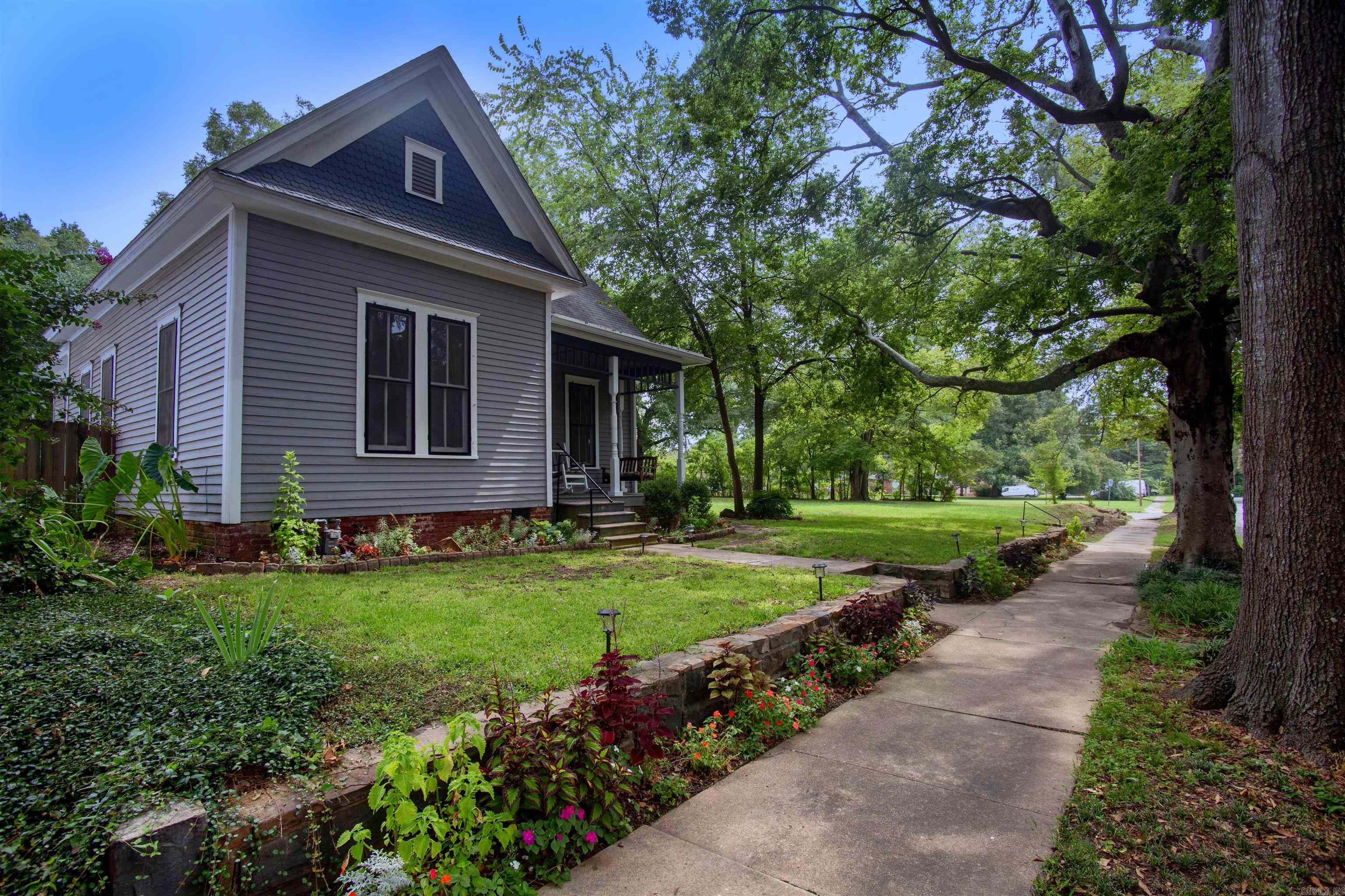 This beautiful historic 1 bed 1 bath in downtown Little Rock is waiting for you to call home. Walking distance to many downtown Little Rock attractions like the Arkansas Museum for Fine Arts. Open office/living room and kitchen area. All appliances included. Large fenced in back yard that is perfect for anyone with doggos. *DOGS ALLOWED. NO CATS UNLESS THEY ARE REGISTERED SERVICE/EMOTIONAL SUPPORT* The lease for this property is flexible with a 3% increase after the first year. This property is managed by Hoffman Team so beware of scammers - we will never ask you to Cashapp us money. Income must be 3x the amount of rent. Deposit, first monthās rent, and the $50 administration fee due before move in. This property does not accept section 8.