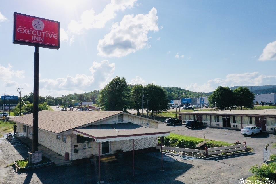 50 Rooms, new roof 6-23-2020, office, dining area with full kichen, living quarters.
