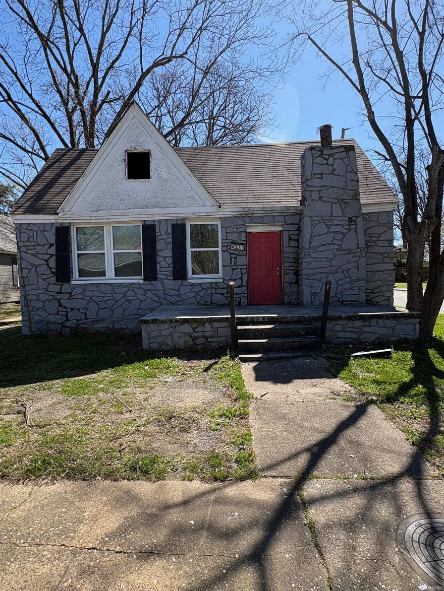 Large house near VA and UAMS Hospital.  recently tenant occupied. Limited fire damage cause for sale. Renovators could make this a 3 or 4 bedroom.