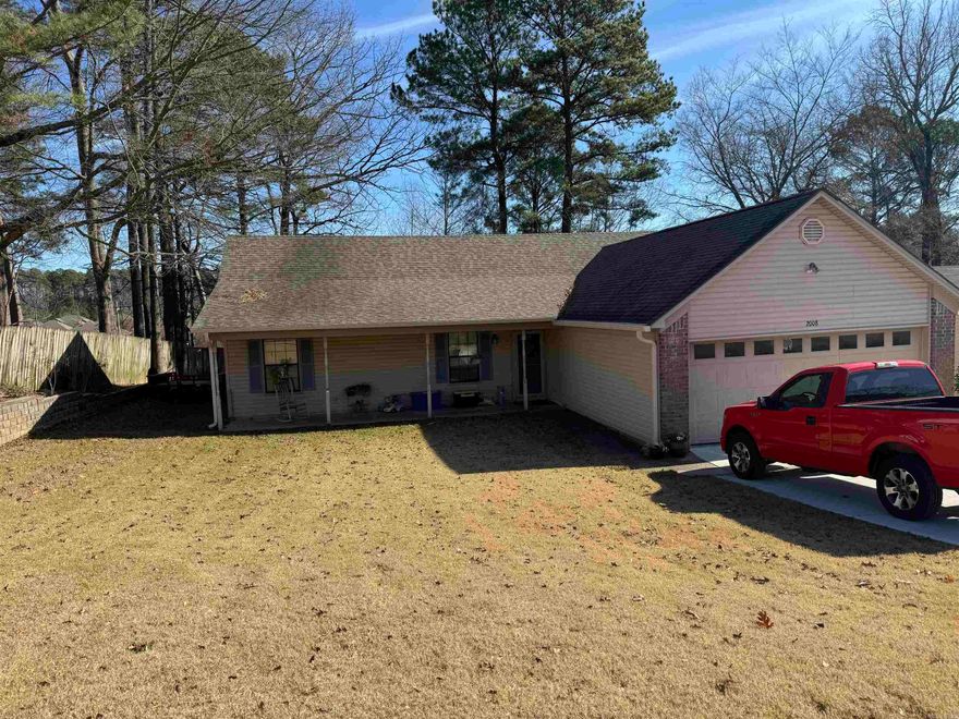 Great investment opportunity. Spacious 3/2 bath with large living and dining combo. Close to dining and shopping.