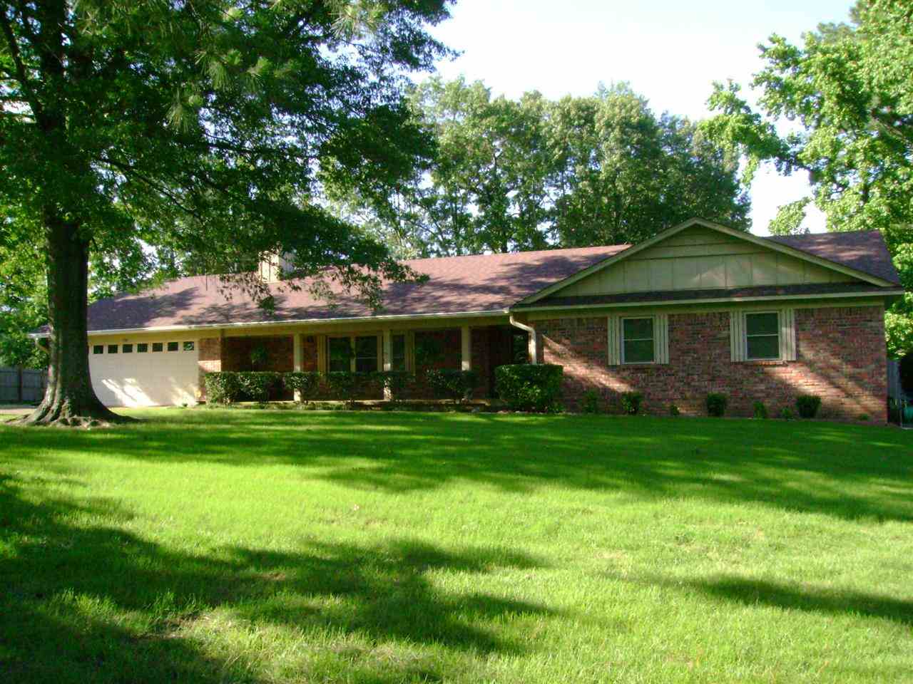 Nice Well Built Home located in a Quiet Cul-de-sac! Large Fenced Backyard for Family Entertaining. Workshop Area/Room located off Garage. Extra Room (not heated/cool) located off Garage over looking backyard (Possibly a Sunroom 11x14). Extra Parking Pad for RV, Boat, or Auto. Nice Shaded Lot. Home has been well maintained! Huge Kitchen Pantry! * Please measure to determine square footage accuracy. *