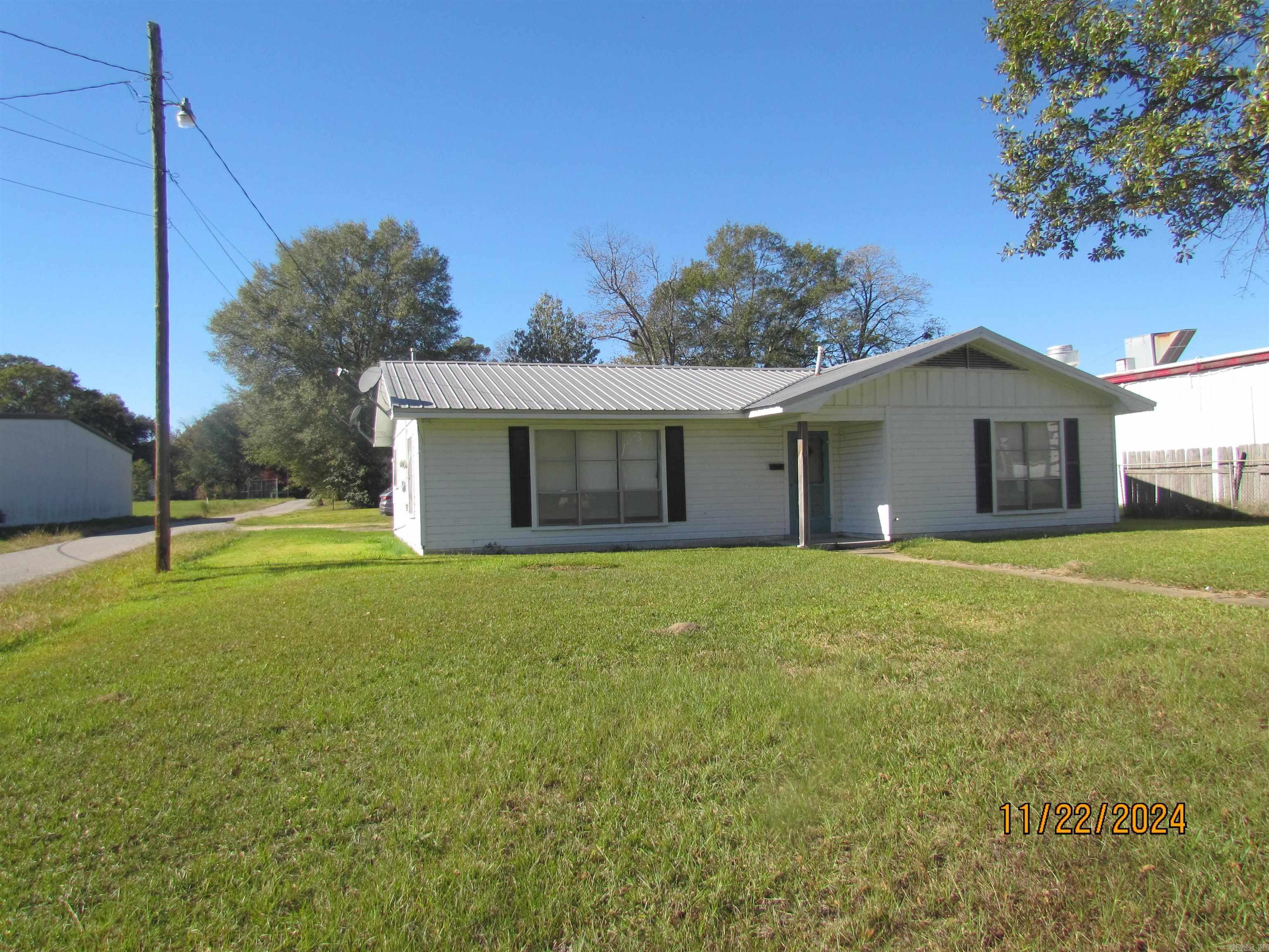 Located close to Shopping, City Amenities, Great Starter Home. Also perfect for the retired couple that wants to walk to a Bank, Grocery Store, Convenient Store that has cooked meals everyday, and short walking distance to other stores. Home features a large living area, kitchen/dining/den area, a bonus room that could be a third bedroom, two bedrooms, lots of closet space, one bathroom, and a double carport.