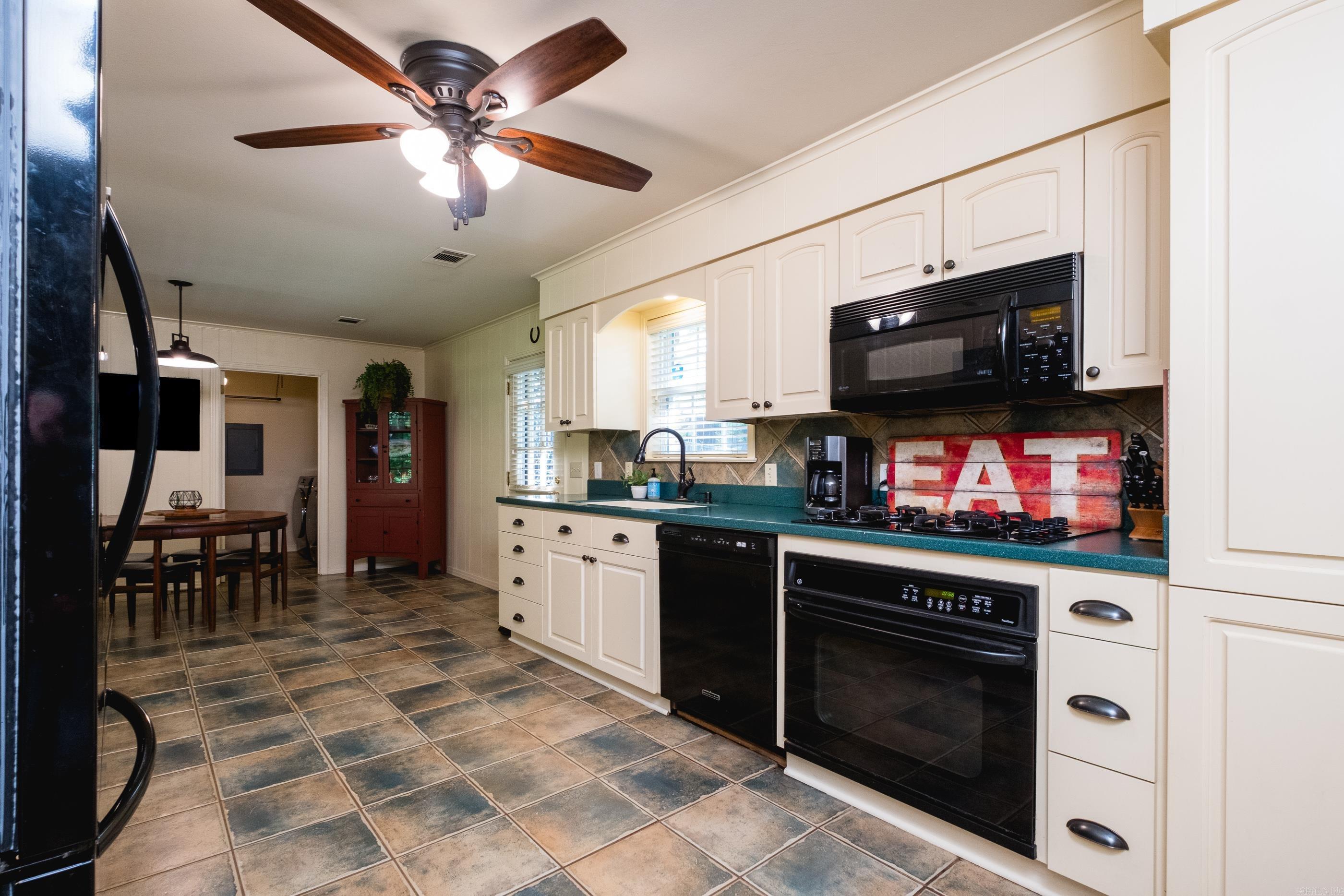 Leawood Manor 1st - Residential