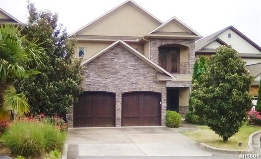 This is the ONE!! 4/3/1 home directly on Lake Hamilton w/Amazing Lake Views from any of the 3 Balcony areas!! Bright Foyer opens to Main Level w/ Upscale Chef's kitchen, Dining Area, LR w/FP & Wet Bar. Lower level- 2 Bdrms ,Jack N Jill Bth, LR & Wet Bar! Prefer notto use the stairs? Take the ELEVATOR!! 3RD Floor- HUGE Master Bdrm w/ Balcony & Large Bath w/WI shower & Jacuzzi Tub, WIC.The 2nd Bdrm w/ Sitting area, It's own terrace, WIC & Bath. POA pool. Covered Boat Slip Incld.,Luxury Awaits!