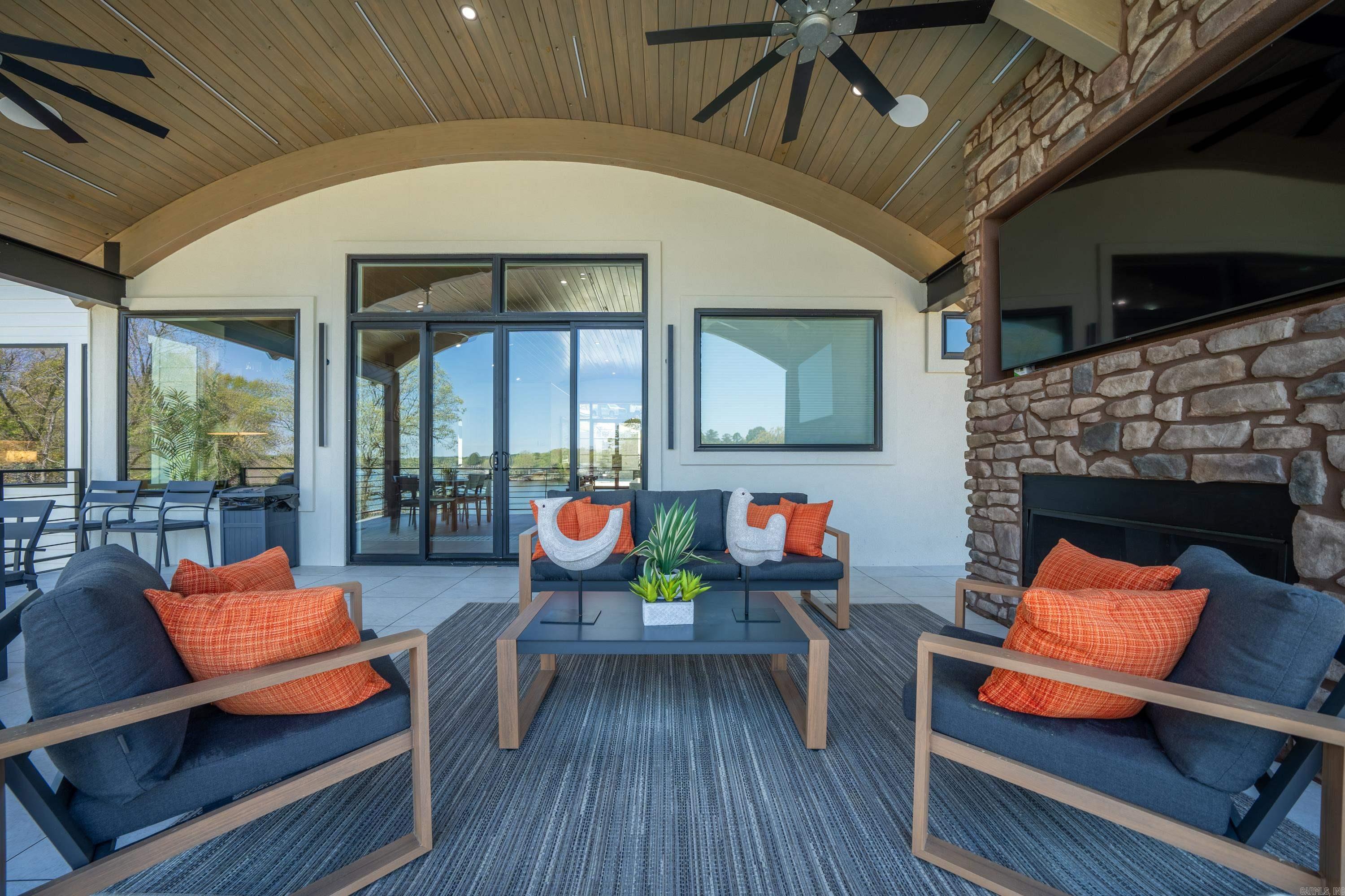 LAKE VIEW - Residential