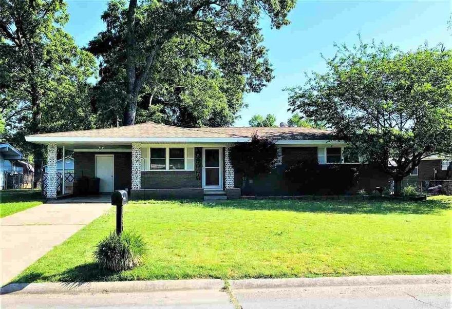 Three Bedroom home, one bath. Backyard with fence. Close to Camp Robinson.