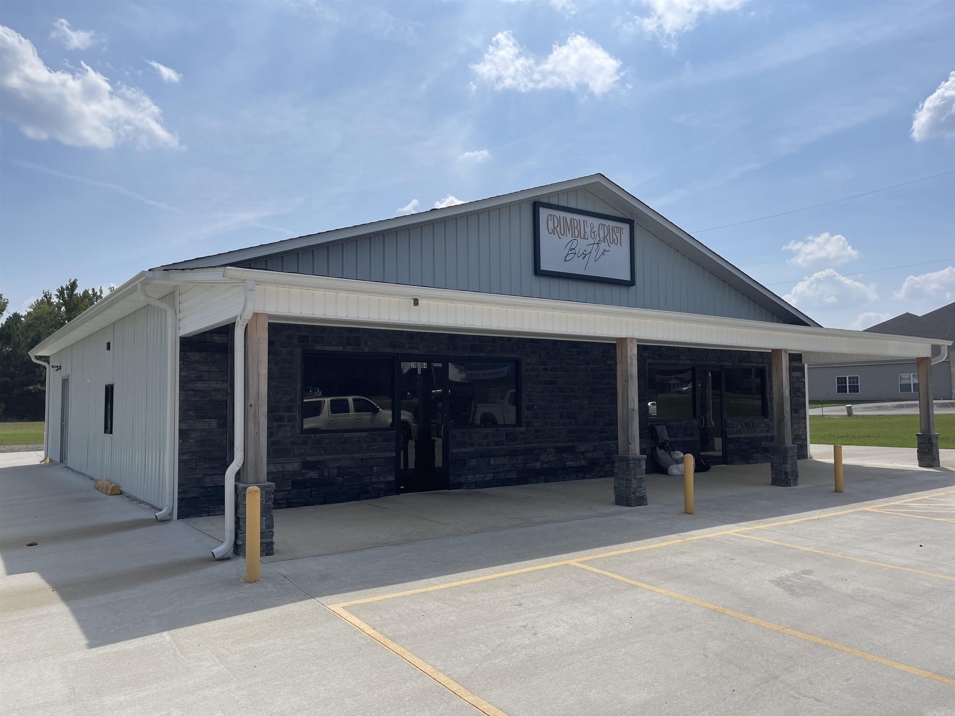 AUCTION TO BE HELD ON OCTOBER 25, 2024 AT NOON. STARTING PRICE = RESERVE PRICE. Great income producing property. Can be divided into two businesses. Building has a firewall in place. Polar Ice located on the property as well.