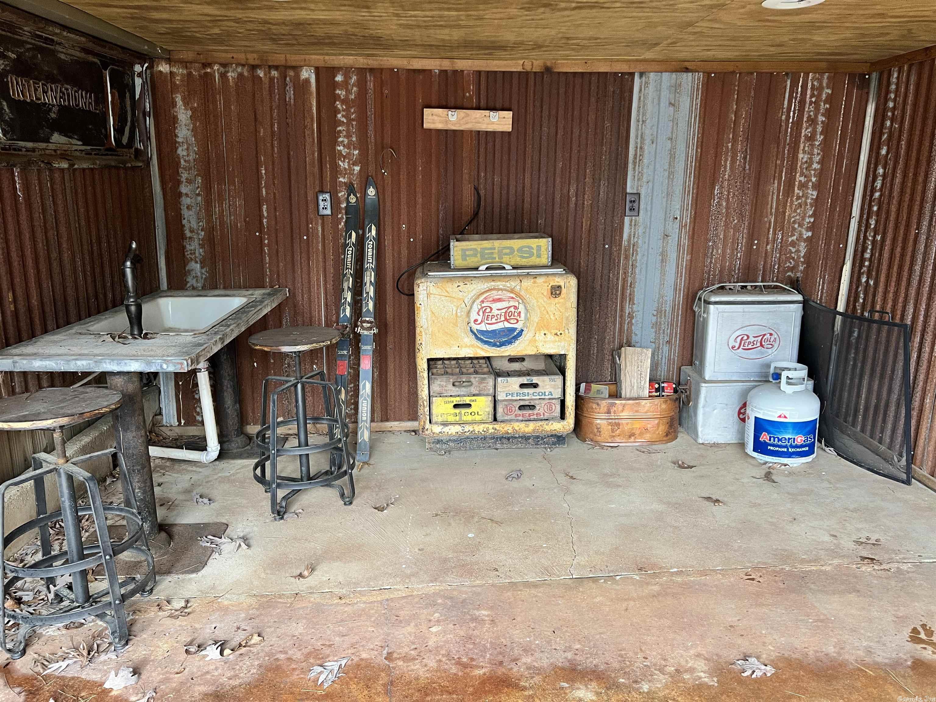 COWHIDE COVE HOME - Residential