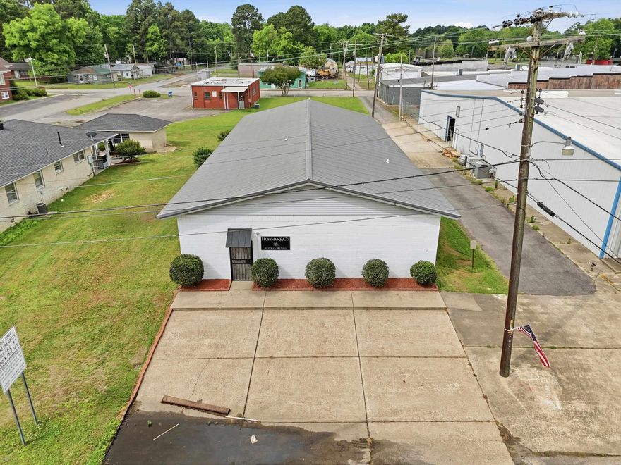 Flexible warehouse space for lease! This versatile property offers a showroom with a full kitchen, warehouse/shop space as well as a one bedroom one bath apartment.  This would be a great spot for an owner/user.  Reach out today for a showing.