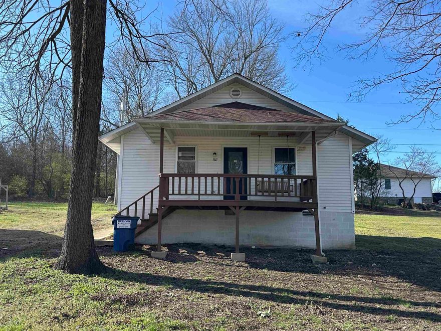 Two bedroom, two full bathroom home located in a great subdivision of Flippin. Large rooms with tons of storage! Nice front and back yard! Located close to the White River, Bull Shoals Lake, shopping, the park and the school.