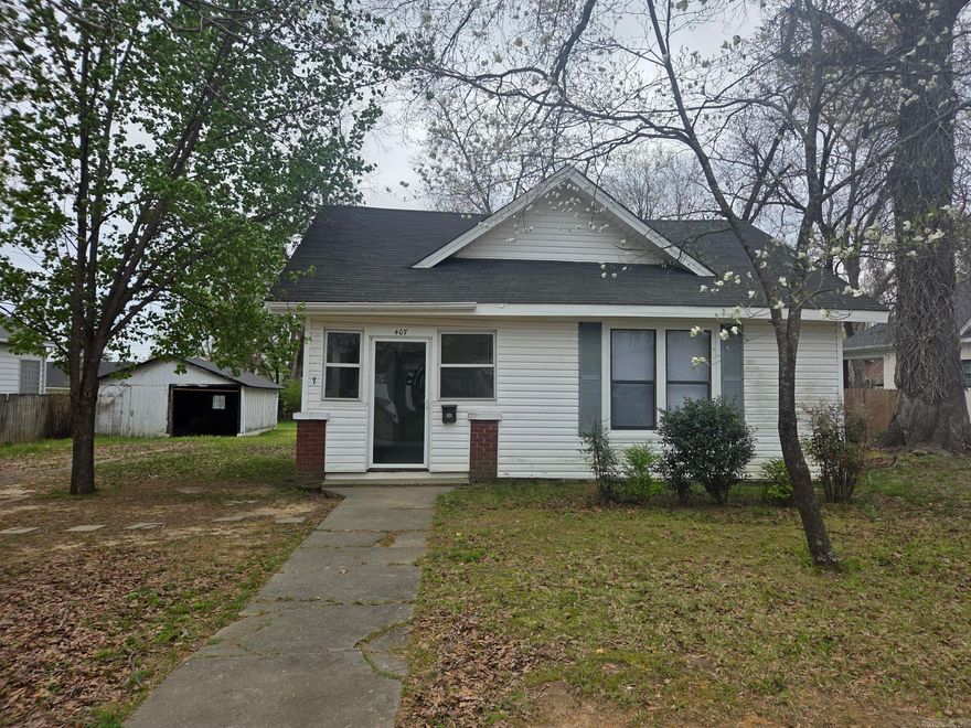 Older 3-bedroom, 2 bath white vinyl siding house in established neighborhood has been a great rental & makes a great investment property; only a few blocks away from Harding University, shopping, grocery store & churches. Updated water heater, foyer, separate laundry, separate dining & more! 24-hour notice & tenant occupied. See agent remarks.