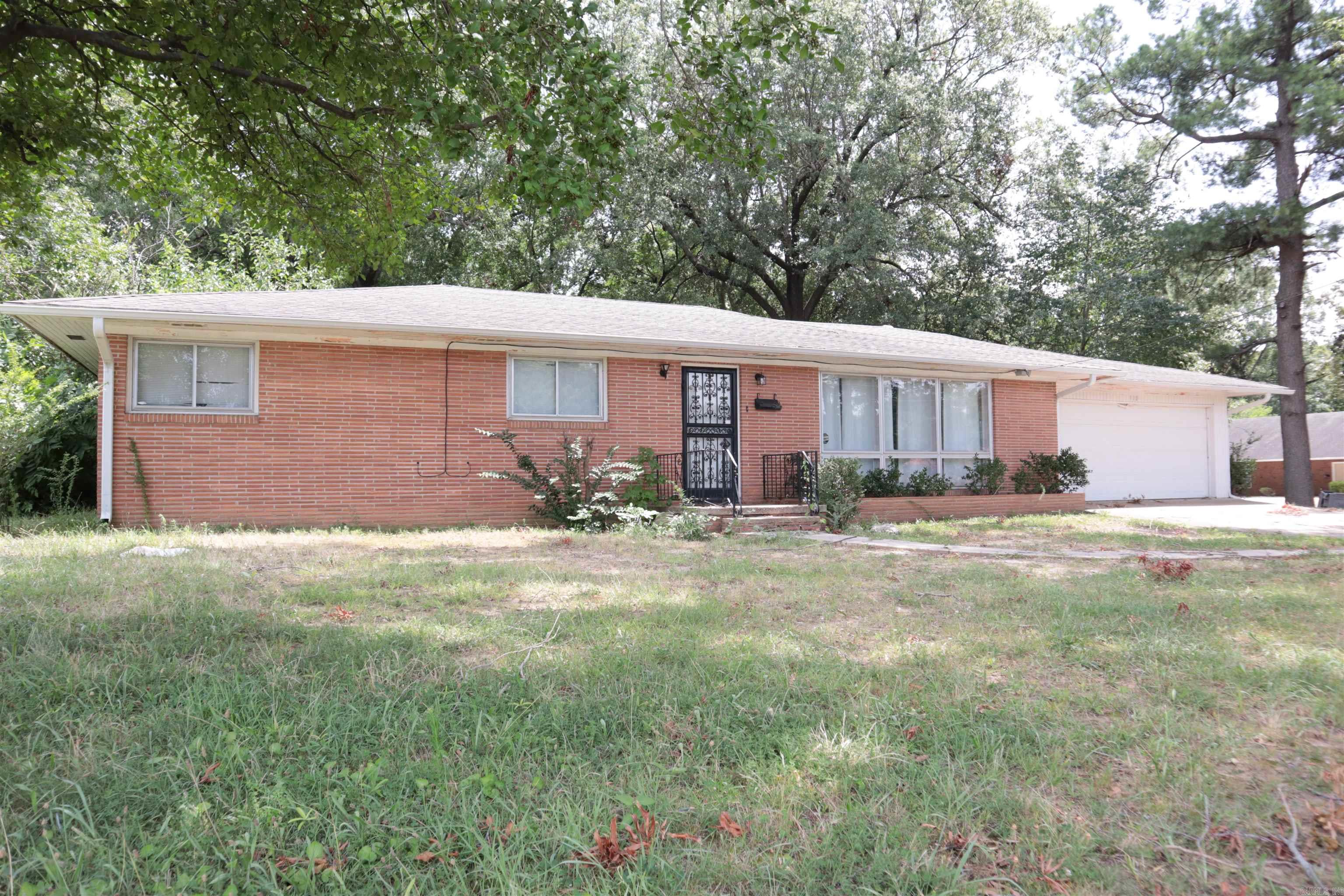 Great home that is close to ASU that would make a great investment property for students. Roof is approx 6 yrs old and HVAC is 3-4 yrs old so this house is maintenance free. Neutral colors, large living area with built-ins, It has an extra lot with it so the property is on .50 acre.