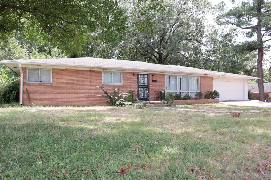 Great home that is close to ASU that would make a great investment property for students.  Roof is approx 6 yrs old and HVAC is 3-4 yrs old so this house is maintenance free. Neutral colors, large living area with built-ins, It has an extra lot with it so the property is on .50 acre.