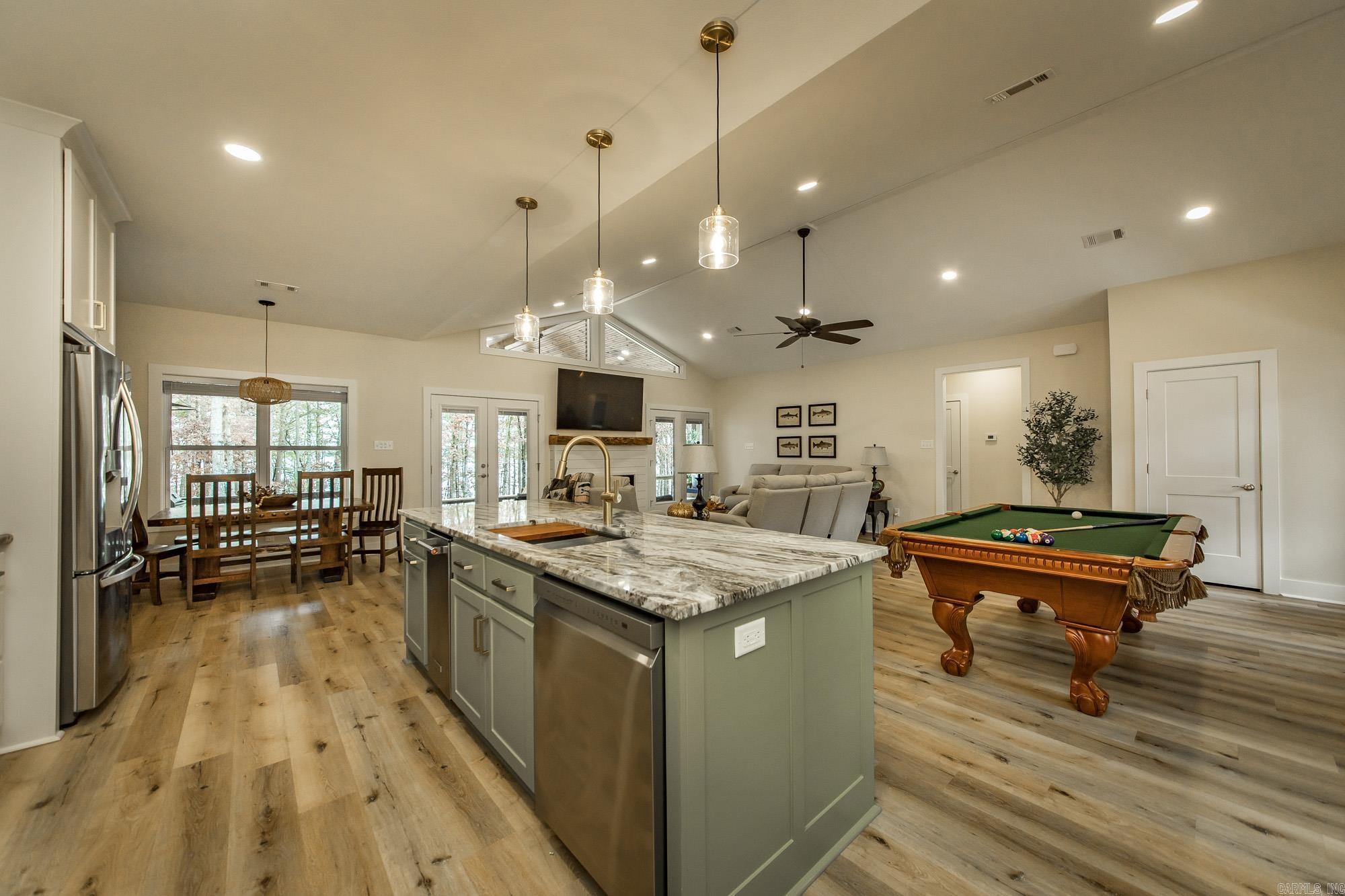 EAST SHORES AT TANNENBAUM - Residential