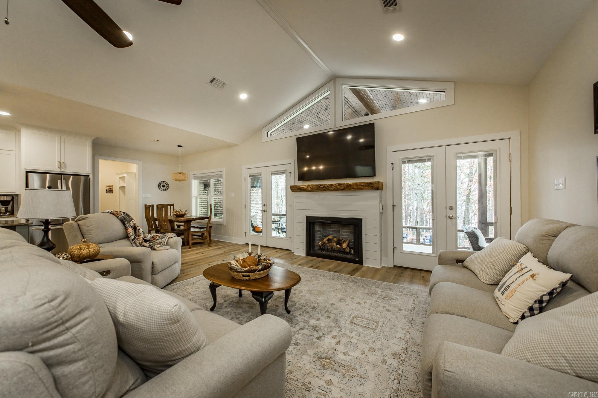 EAST SHORES AT TANNENBAUM - Residential