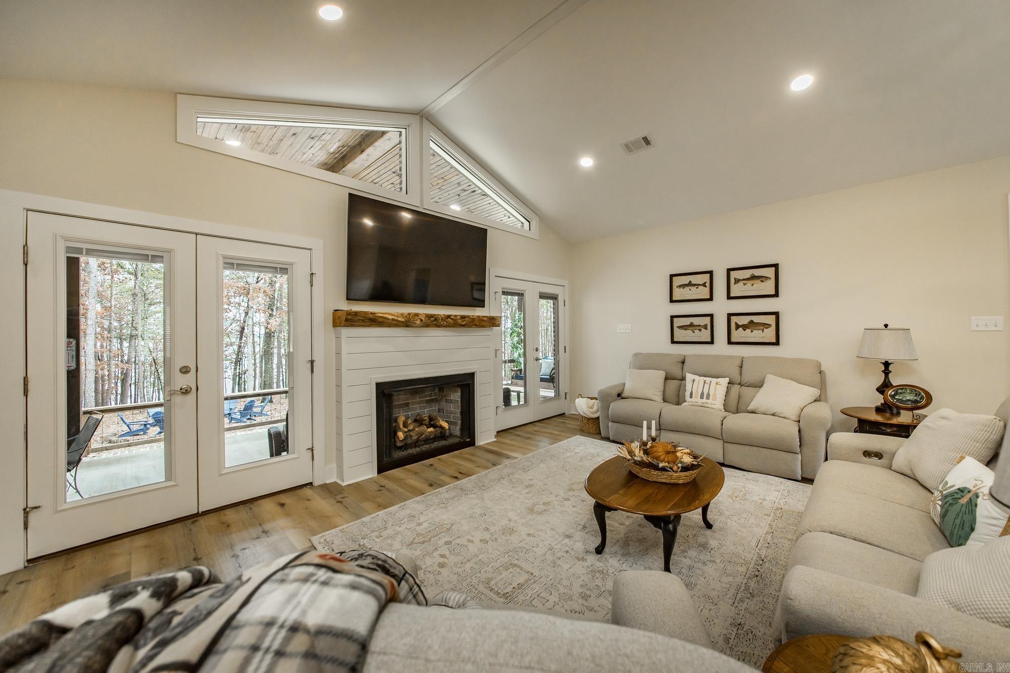 EAST SHORES AT TANNENBAUM - Residential