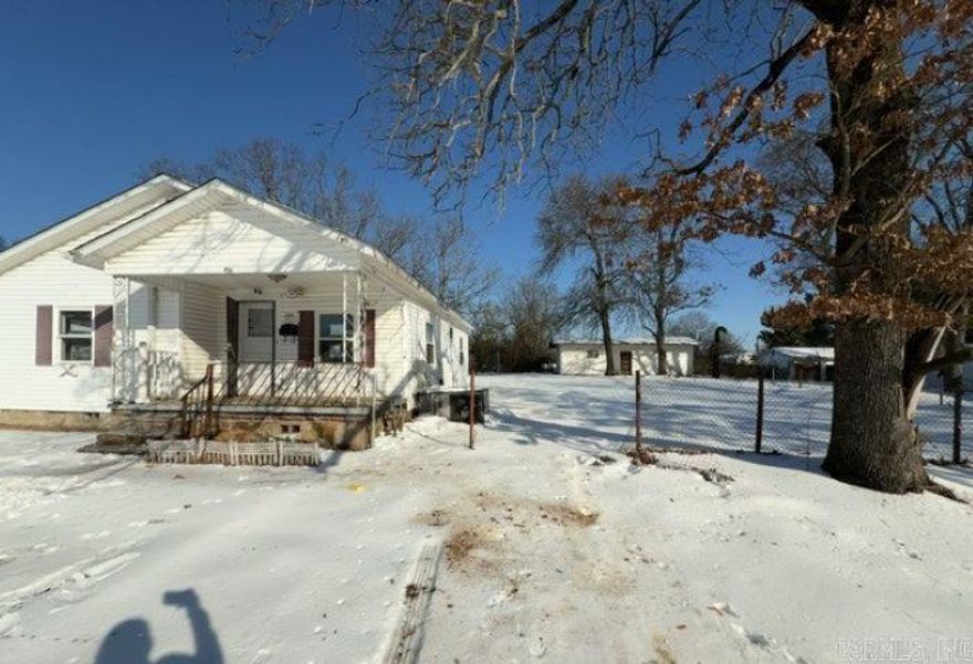 One story home on a nice lot in the Levy area of North Little Rock. Minutes from freeway and all shopping and dining conveniences. Agents see agent remarks for offer instructions.