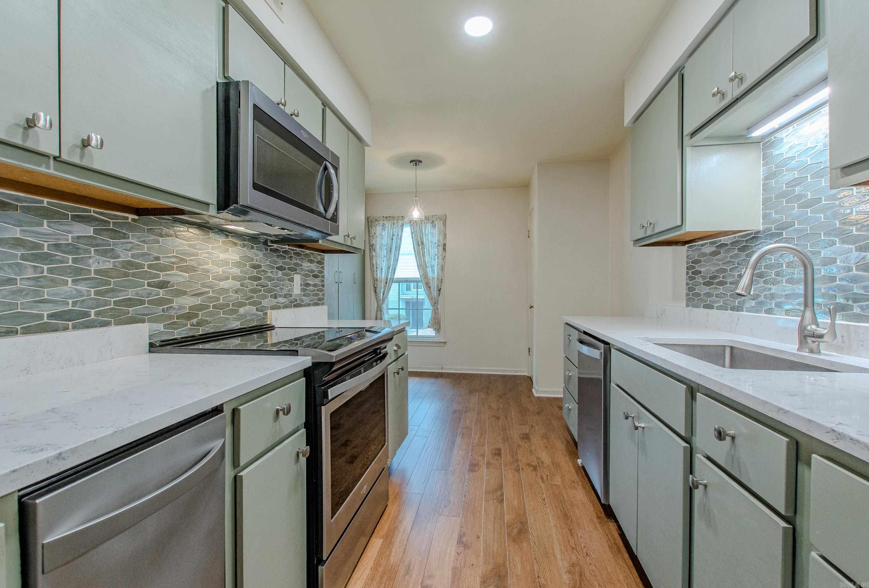 KINGSBRIDGE TWNHSE - Residential