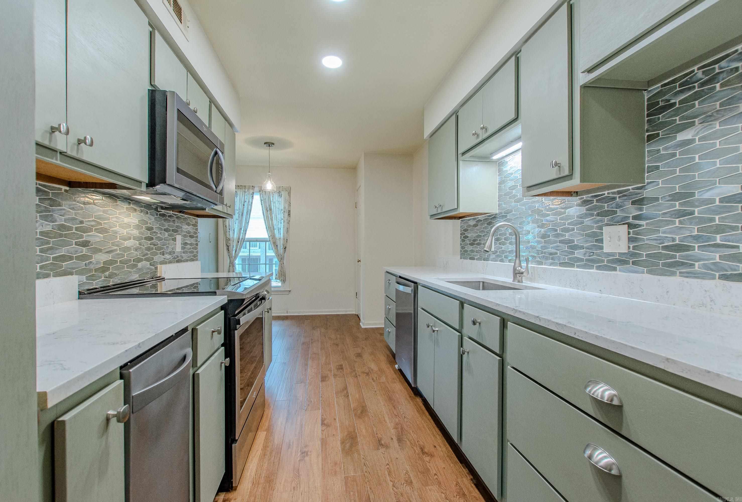 KINGSBRIDGE TWNHSE - Residential