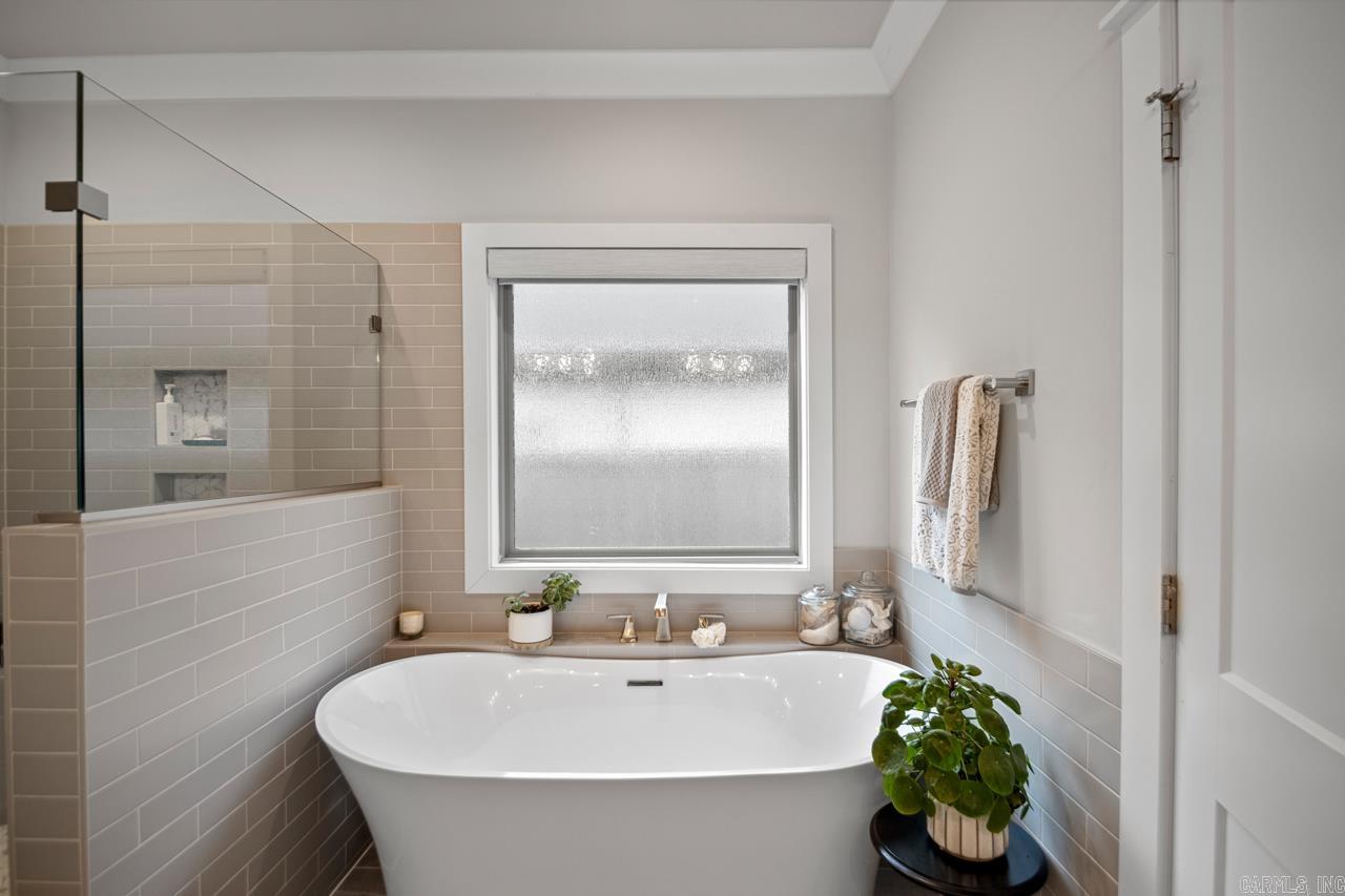 HURRICANE GARDENS - Residential