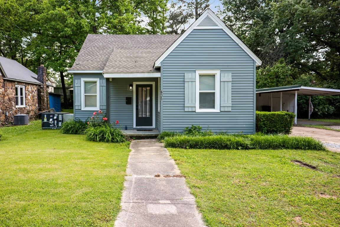 635 Poplar Avenue is a move-in ready home in the heart of Jonesboro. This two story home features 3 bedrooms, 3 bathrooms, 1606 square feet, and is located near main street. This home has a new HVAC system along with a newly renovated bathroom. It also comes with all appliances including the refrigerator and the washer and dryer. Call today for a showing before it's gone!