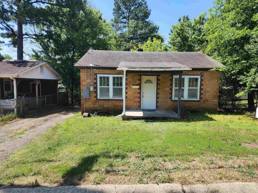 Welcome to 1005 West Saint Louis Street in Hot Springs, AR! This charming house features 2 bedrooms and 1 bathroom, making it the perfect cozy retreat. The kitchen comes equipped with a refrigerator and a dishwasher. The house is situated in a convenient location, close to all the amenities Hot Springs has to offer. Don't miss out on the opportunity to make this cute house your new home! Contact us today to schedule a tour.
