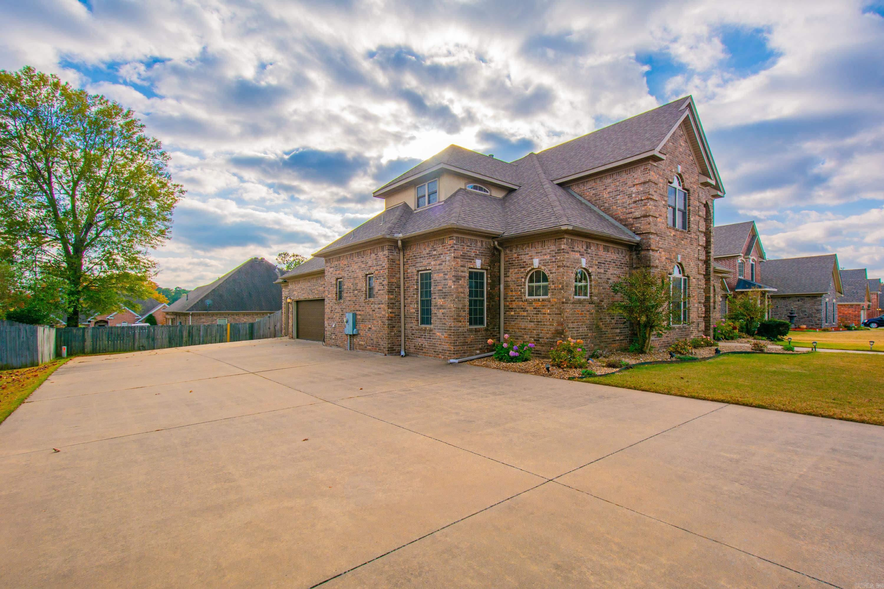 LONGHILLS VILLAGE - Residential