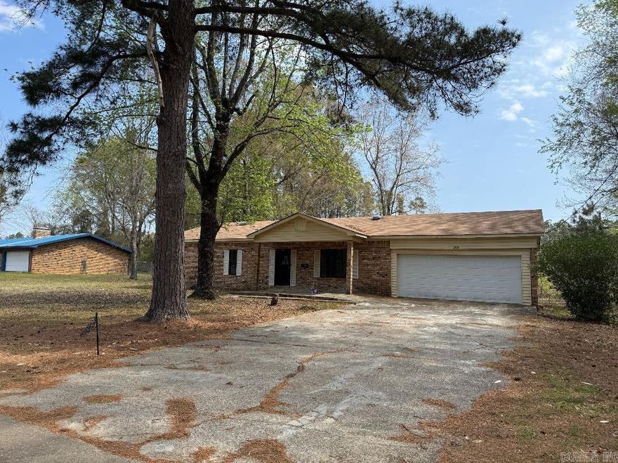 Let us show you this 3 bedroom 2 bath brick home located on the south edge of Camden, AR.  This home is located close to schools and shopping.