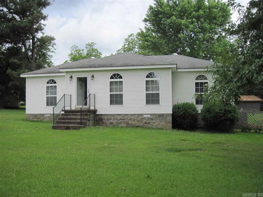 WELL MAINTAINED HOME. NEUTRAL COLORS AND VERY CHARMING.  SIDE LOAD SINGLE GARAGE. BEAUTIFUL BKYD. LOTS OF FLOWERING BUSHES.  FRENCH DOOR IN KIT. OPENS TO SMALL PORCH OVERLOOKING PRETTY BKYD. PERFECT FOR FIRST TIME HOME BUYERS OR SINGLE PERSON.