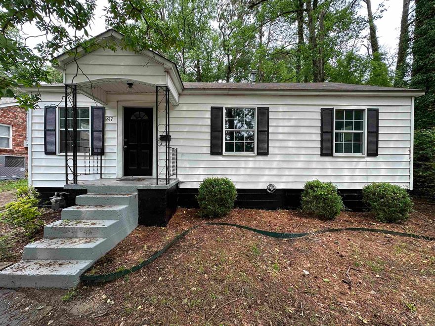 This charming home has recently undergone renovations and is the perfect place for anyone looking for a comfortable and modern living space. Located near downtown Benton, the home offers easy access to local shops, restaurants, and entertainment spots. The back patio provides a peaceful retreat for outdoor relaxation, while the ample backyard is perfect for hosting outdoor gatherings or for pets to roam freely. With its charming aesthetic and modern amenities, this rental home is an excellent choice for anyone looking for a cozy and convenient living experience.