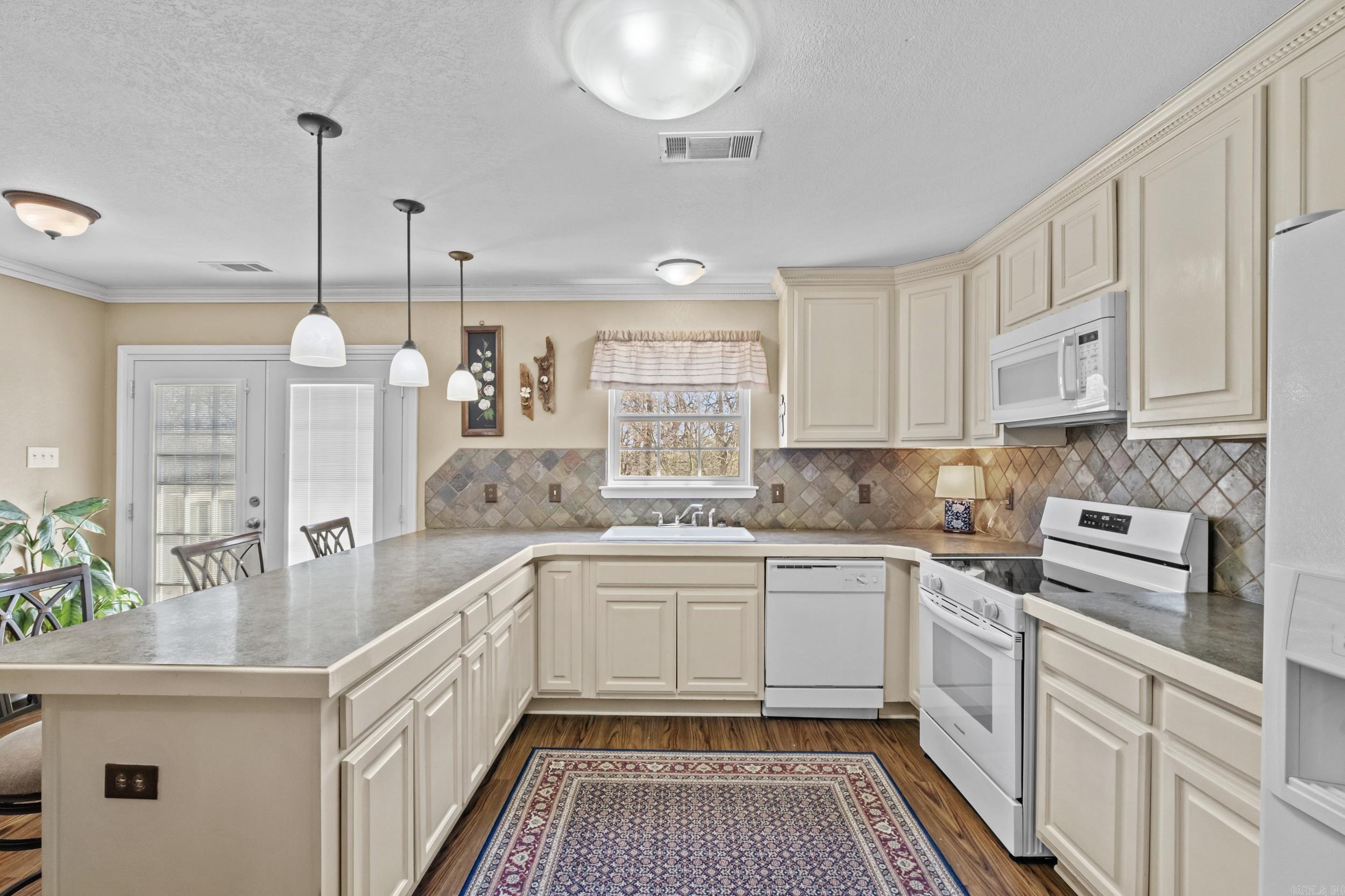 LEANING PINES - Residential