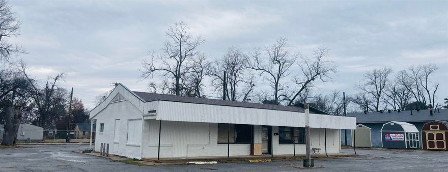 The possibilities are endless with this 2,700 sq ft building in the heart of Lonoke. Ideal location for a new business situated on Hwy. 70, a major thoroughfare for traffic and businesses. Seller is motivated, so bring all offers. Sitting on approx. 1/2 acre with a 22x97 material shed. ****Sq. Ft. is approximate ~ measuring is encouraged****