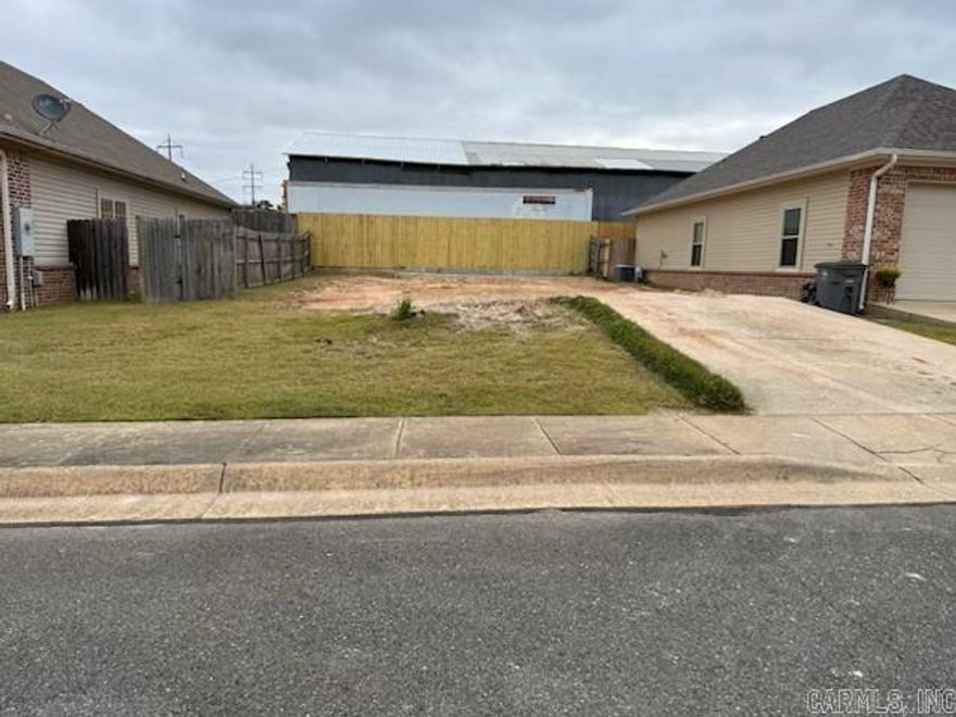 Great lot right in the heart of Hot Springs.  Shopping, restaurants, Oaklawn all just minutes away.  New Construction plans are subject to POA approval.