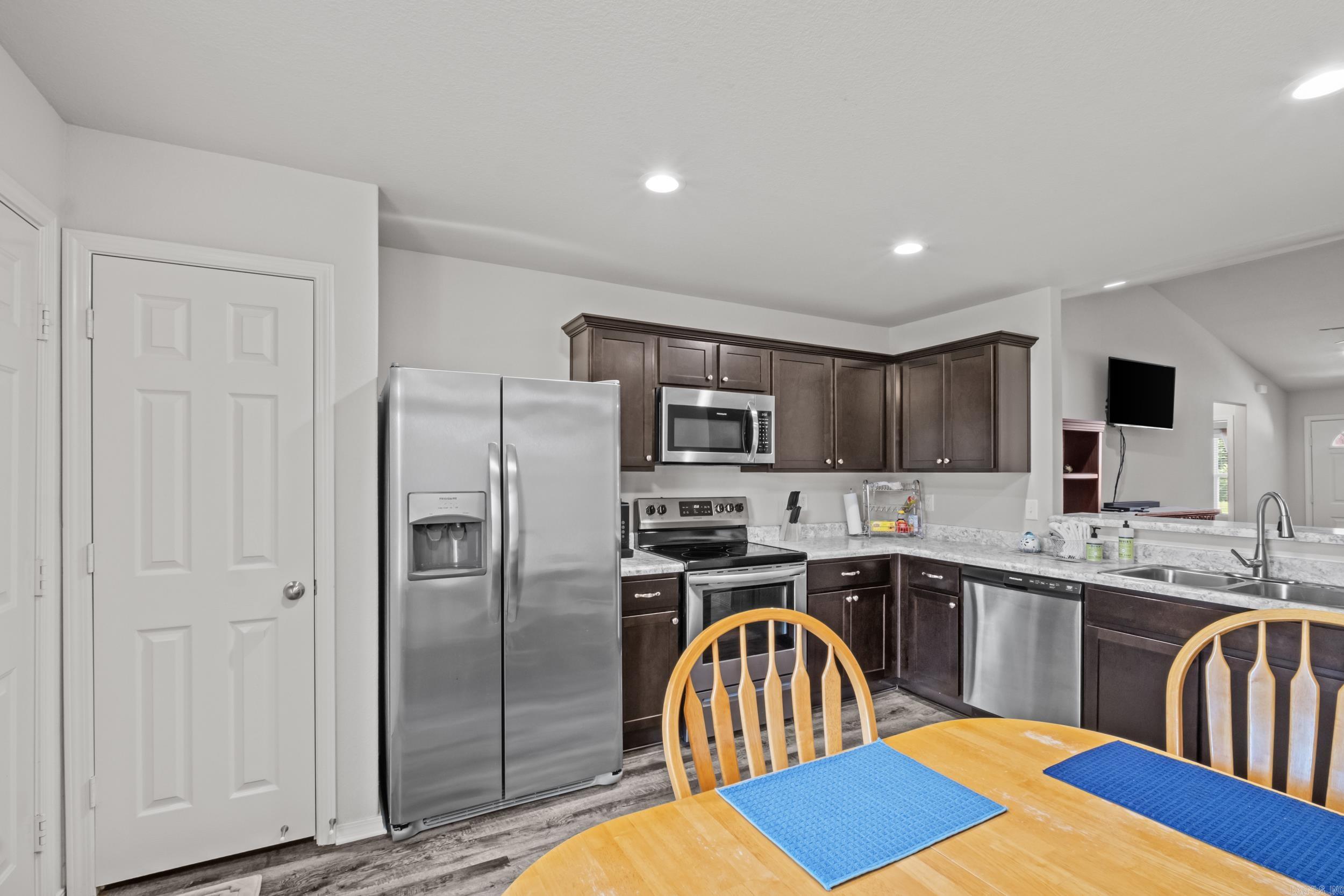 OAKLAND GROVE ESTATES - Residential