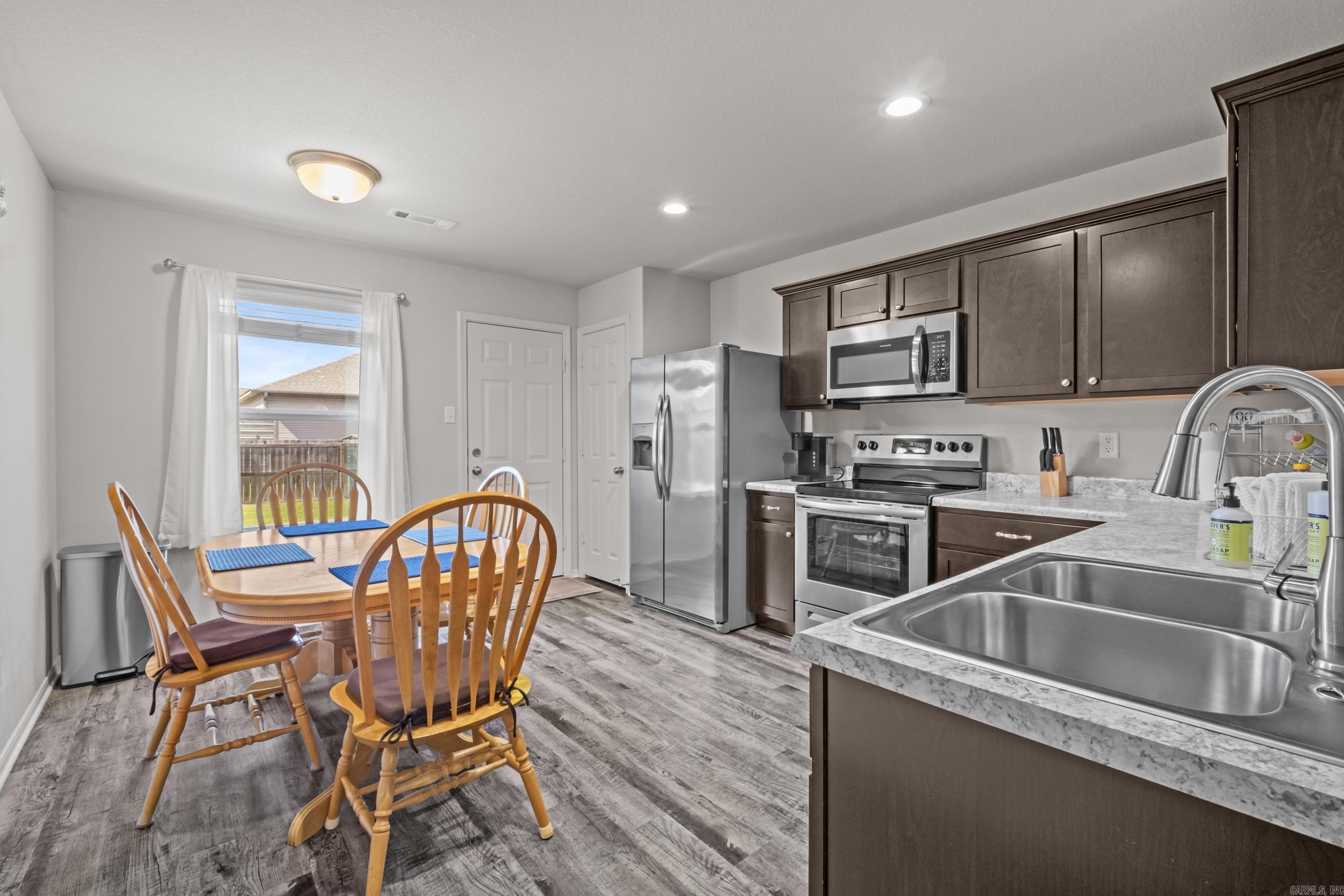 OAKLAND GROVE ESTATES - Residential