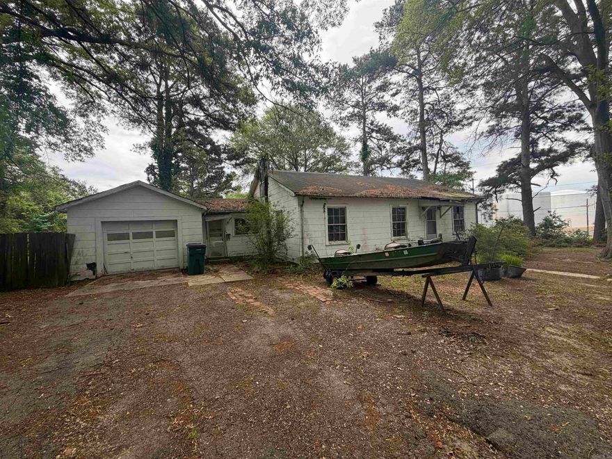 Great investment opportunity with tons of potential! This 3-bedroom, 1-bath home with a 1-car garage is ready for your vision and updates. Solid layout with good bones, offering a chance to renovate and add value. Perfect for investors, flippers, or anyone looking for a project property. Conveniently located with easy access to local amenities. Property is being sold as-is! Bring your ideas and make this one shine!