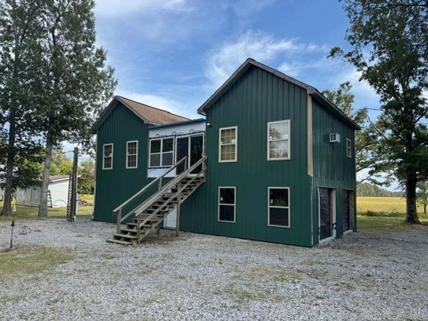 Great hunting, fishing or weekend rental just a short walk to the red river, This is a great area for some of the best duck hunting and fishing in Arkansas. Just a few yards to access to Henry GREY HURRICAN WMA and Steve N Wilson Raft creek just down the rd. This home comes ready to go with all furniture