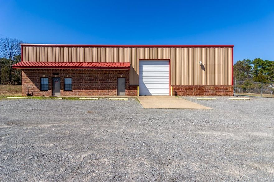 4200 sq ft building with 1800 sq ft heated and cooled offices with 1 acre and fenced. This building boast a reception area, 4 offices , and a huge conference room with a projector or could be used as additional offices, women and mens restrooms with a shower, warehouse/shop with 2 tall overhead doors, attic storage, Highway 65 frontage for great visibility and convenience. Perfect for multiple uses. Owner prefers 3-5 year lease but is negotiable.