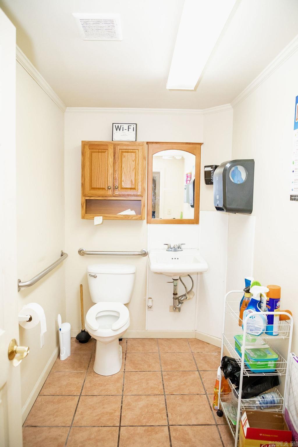 Main image without alt text