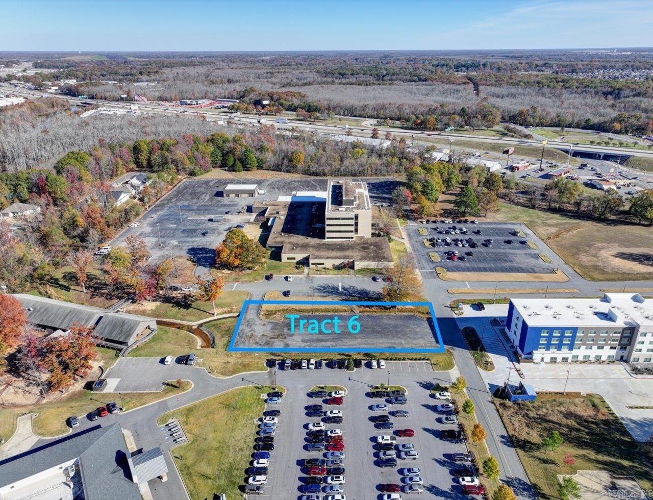 This 18 acre commercial development site combines strategic positioning, high visibility, and proximity to prominent retail chains and accommodations, making it a standout location for businesses. Tract 6 - Parking Lot West - $15.00 PSF