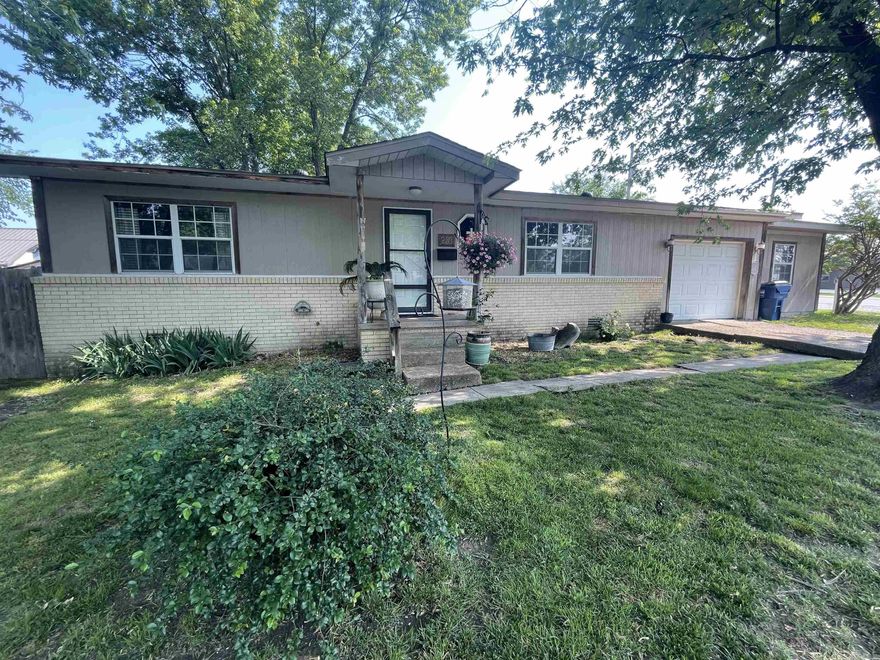 Conveniently located home near Hickory Park w/well-shaded lot & fenced yard. This 2 bed, 2 bath home has a large living room off kitchen/den. Walk through the attached garage to access the bonus room & 1/2 bath. Covered front porch & open deck. New roof 2020.